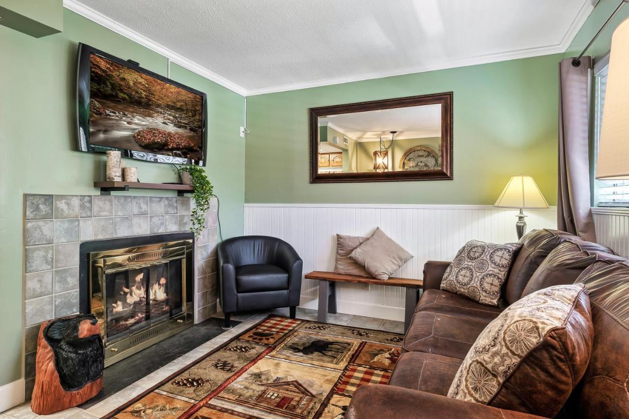 Lovely Condo W/ Indoor Pool *Only Steps To Parkway Gatlinburg Eksteriør billede