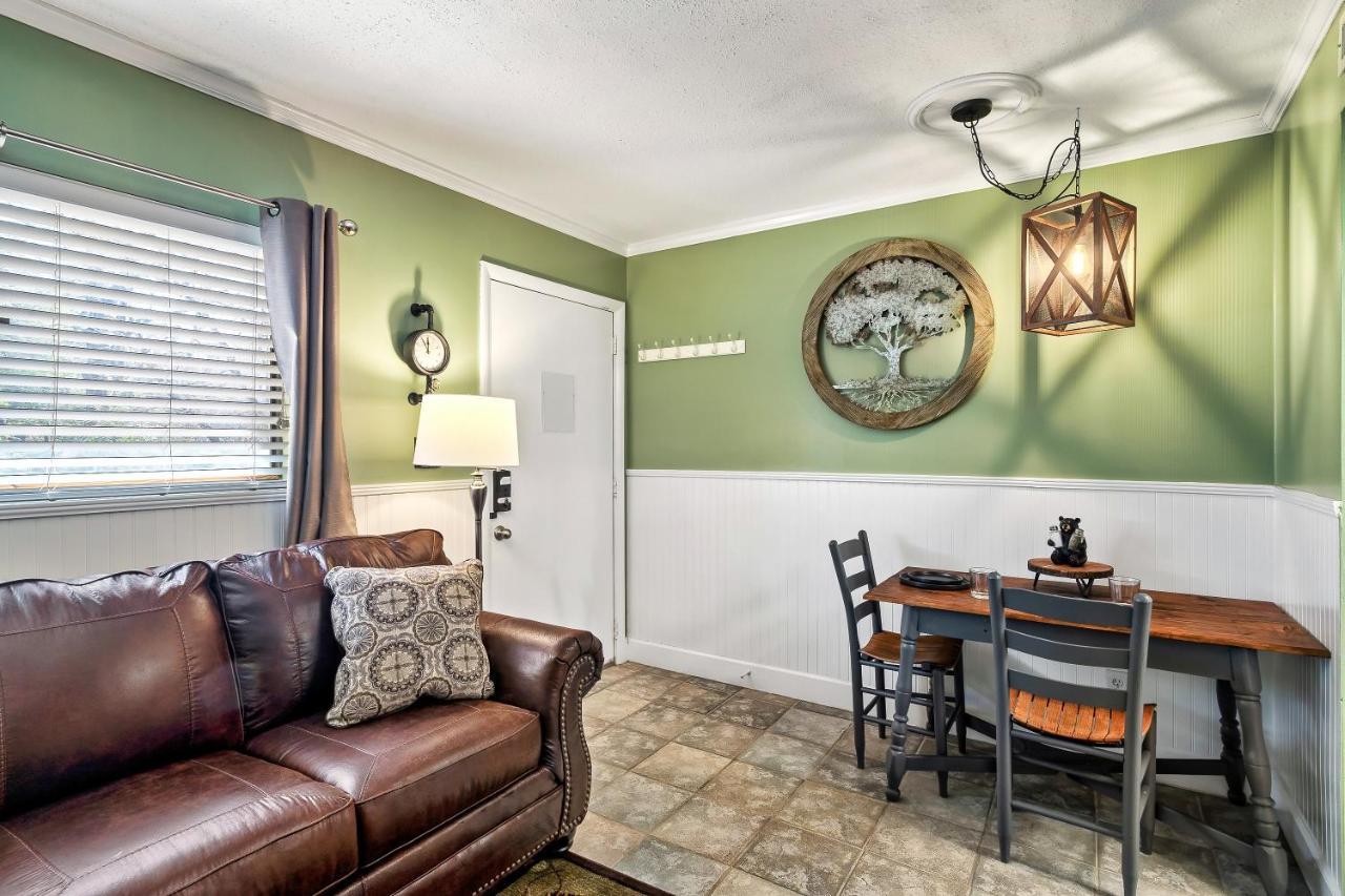 Lovely Condo W/ Indoor Pool *Only Steps To Parkway Gatlinburg Eksteriør billede