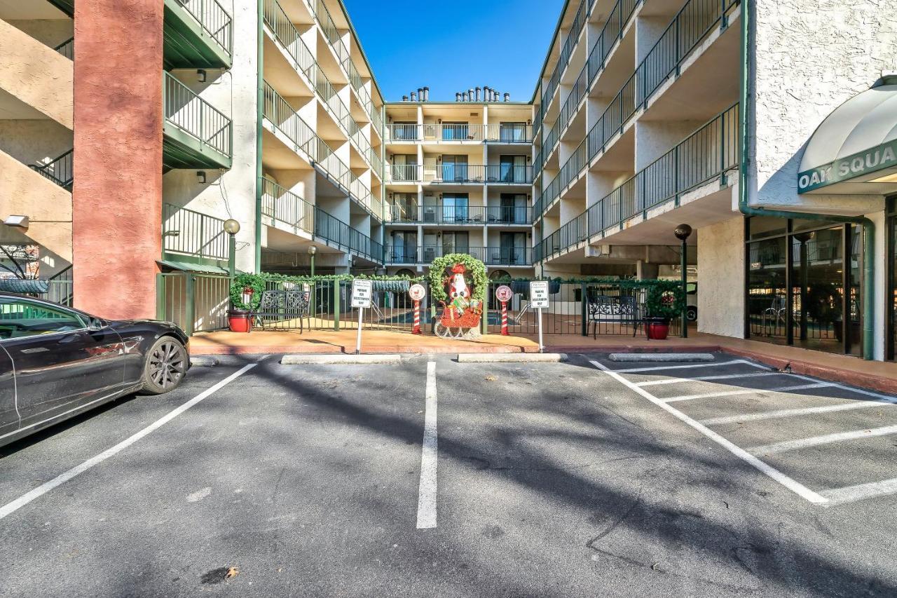 Lovely Condo W/ Indoor Pool *Only Steps To Parkway Gatlinburg Eksteriør billede